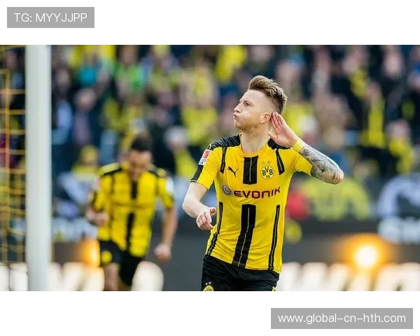 罗伊斯现身威斯特法伦看台，多特传奇回家引欢呼